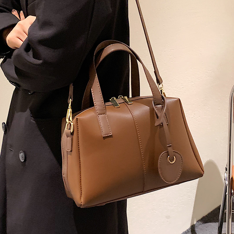女人手提包最新潮流，小巷深处的时尚秘境探索