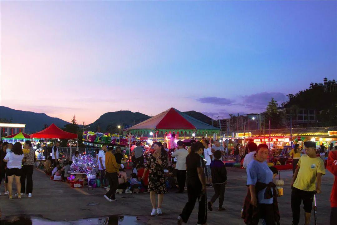 「大理夜市最新探秘，吃货的天堂，夜生活的狂欢盛宴！」